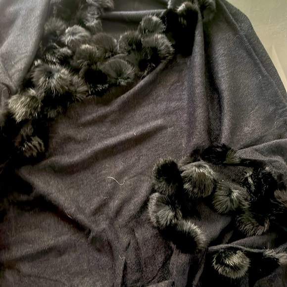Real rabbit fur shawl with rabbit fur ball detailing - Picture 4 of 5